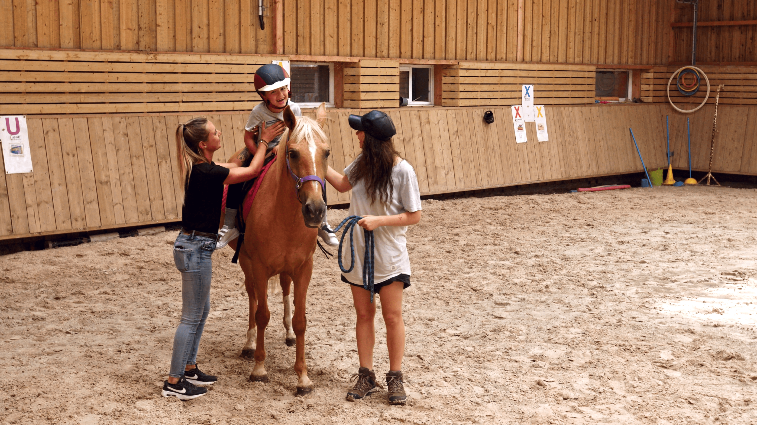 enfant et poney accompagne╠ü-min